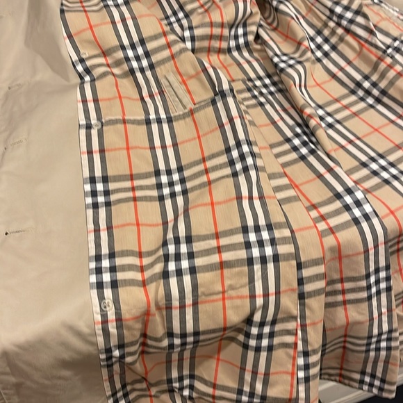 Classic Ladies Burberry Trench - Picture 11 of 12